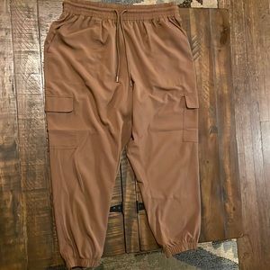 Women’s Old Navy brown lightweight jogger. Size XL. In excellent condition!